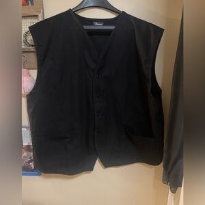 New size 2xl vest comes with 2 pockets in front